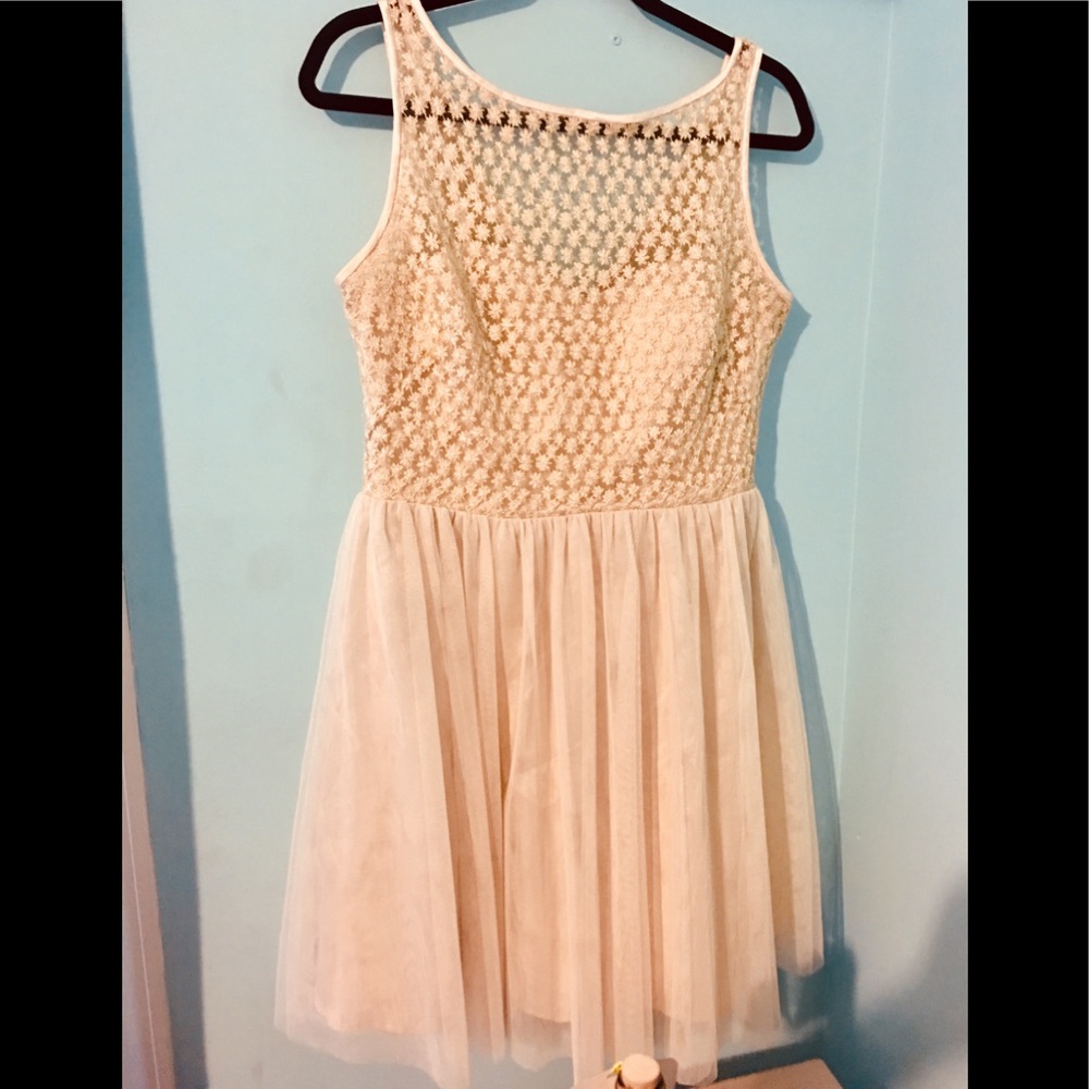 ✨STUNNING IVORY AND GOLD DRESS - NEW WITH TAGS! ✨